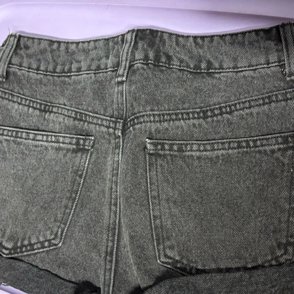 Forever21 distressed Jean shorts excellent condition size 27 nwot